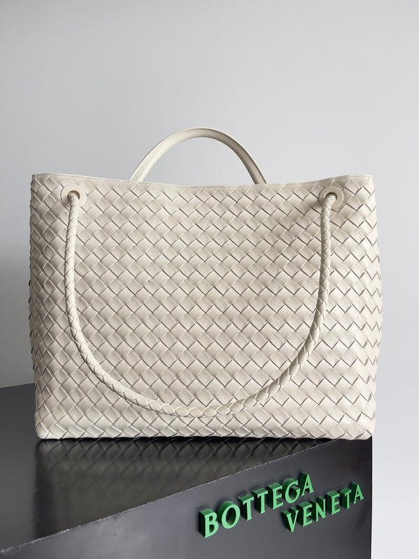 BOTTEGA VENETA Chic White Lambskin Bag Royal tushar