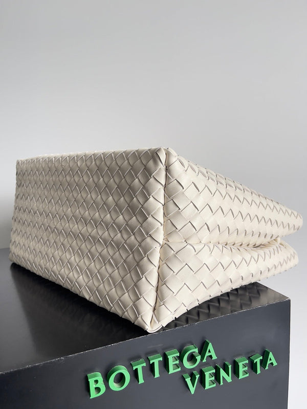BOTTEGA VENETA Chic White Lambskin Bag