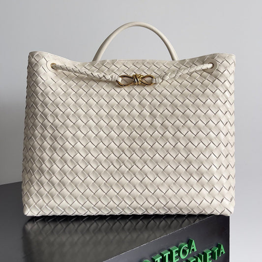 BOTTEGA VENETA Chic White Lambskin Bag Royal tushar